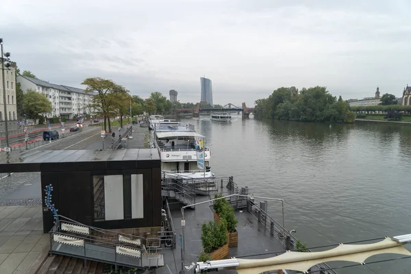 Frankfurt Alemania Octubre 2021 Disparo Vertical Barcos Río Main Día — Foto de Stock