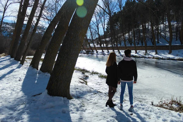 Young Caucasian Couple Contemplating Scenery Frozen River Snowy Landscape — Φωτογραφία Αρχείου