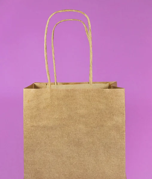 紫色背景的棕色纸袋的特写 — 图库照片