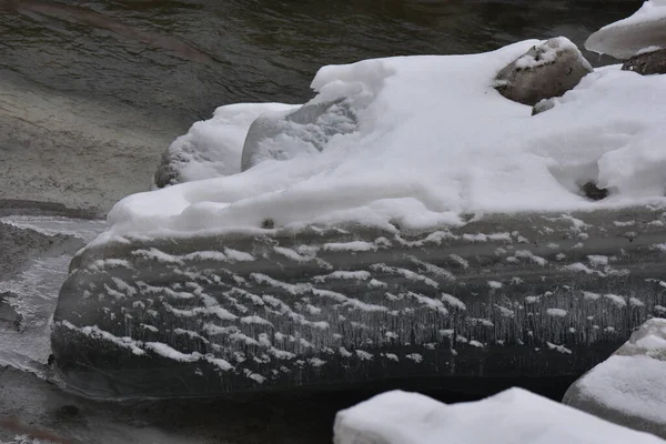 Obrovský Kus Ledu Pokrytý Sněhem Chladném Zimním Dni — Stock fotografie