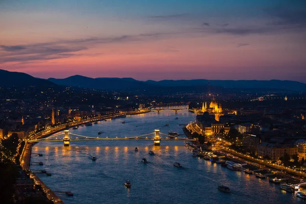Piękne Ujęcie Zachodu Słońca Nad Budapesztem Oświetlonymi Budynkami Mostem Nad — Zdjęcie stockowe