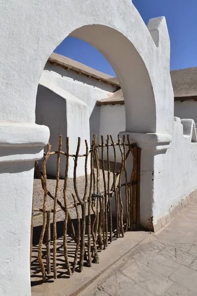 Αψιδωτή Είσοδος Της Εκκλησίας Του San Pedro Atacama Ξύλινες Πύλες — Φωτογραφία Αρχείου