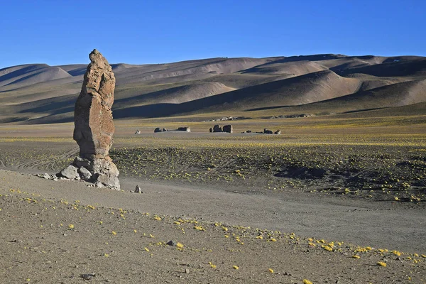 智利阿塔卡马沙漠的一块地质巨石 Monjes Pakana 和干枯的Hil — 图库照片