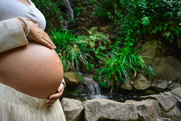 Kobieta Późnej Ciąży Dotyka Brzucha Stojącego Zewnątrz — Zdjęcie stockowe