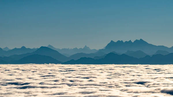 Una Cordillera Rodeando Río Lago Una Soleada — Foto de Stock