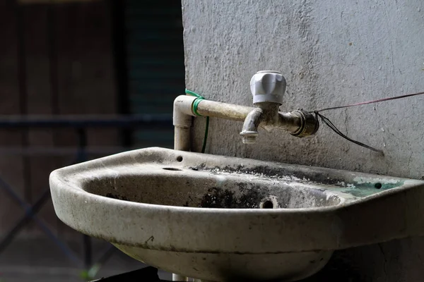 Una Toma Escala Grises Del Viejo Lavabo Inutilizable Roto — Foto de Stock