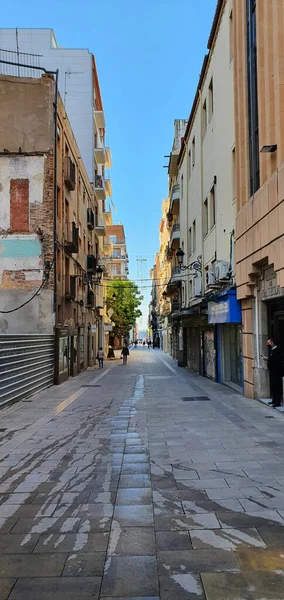 Uma Vista Caminho Estreito Com Piso Azulejos Molhados Com Edifícios — Fotografia de Stock