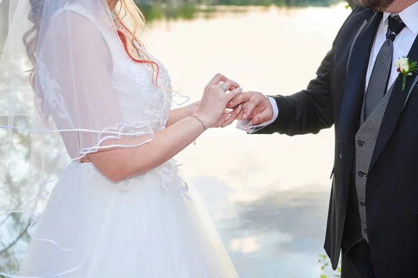 Sposa Indossa Una Fede Nuziale Sulla Mano Dello Sposo — Foto Stock