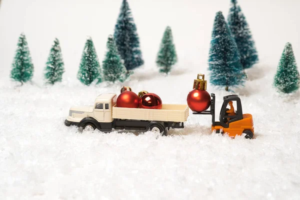 Carregamento Caminhão Miniatura Com Presentes Natal Com Uma Empilhadeira Fundo — Fotografia de Stock