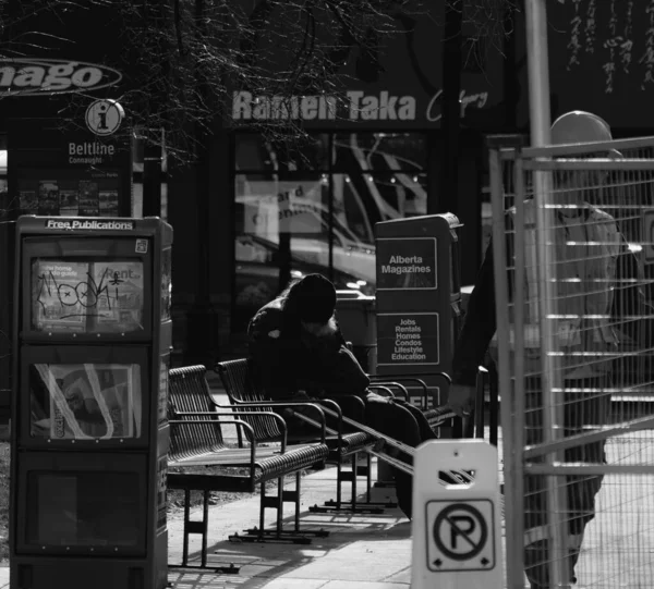 Kalgarien Kanada Okt 2021 Gråskala Där Hemlös Man Sover Bänk — Stockfoto