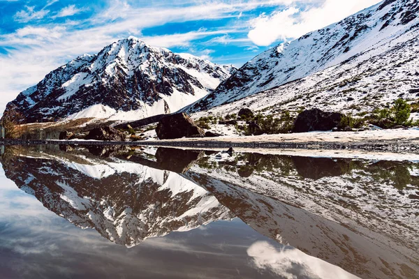 Una Hermosa Vista Lago Con Reflejo Montañas Cubiertas Nieve — Foto de Stock