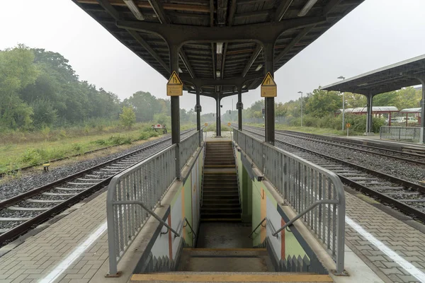 Uma Ferrovia Vazia Com Escadas Subterrâneas Dia Nublado — Fotografia de Stock