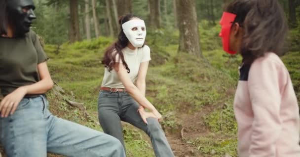 Gruppe Von Freundinnen Mit Faschingsmasken Wald — Stockvideo
