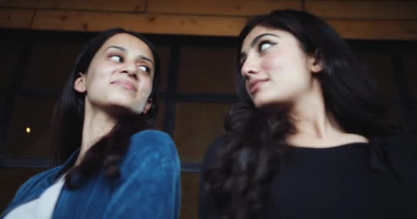 Genç Kızlar Birbirlerine Bakıyorlar — Stok video