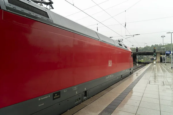 Pezzo Treno Rosso Sulla Ferrovia Vicino Alla Stazione — Foto Stock