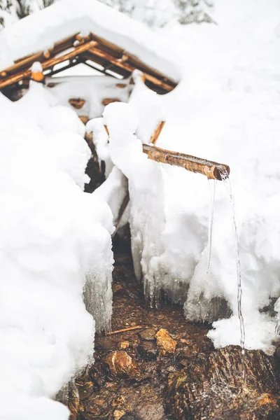 Een Verticaal Schot Van Een Roestige Waterfontein Bedekt Met Sneeuw — Stockfoto