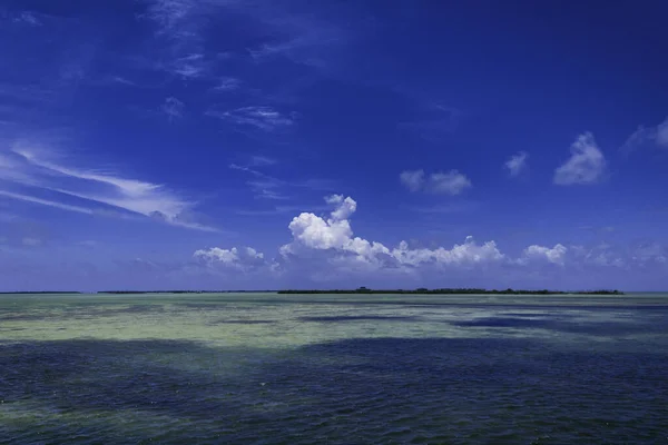 Uma Bela Vista Mar Tranquilo Sob Céu Nublado — Fotografia de Stock