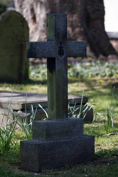 Zbliżenie Starego Krzyża Grobowego Cmentarzu — Zdjęcie stockowe