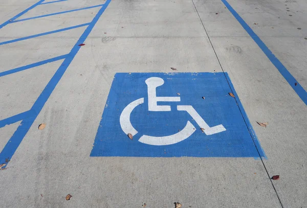 印第安纳西拉法叶特地面上的一个残疾人停车标志 — 图库照片