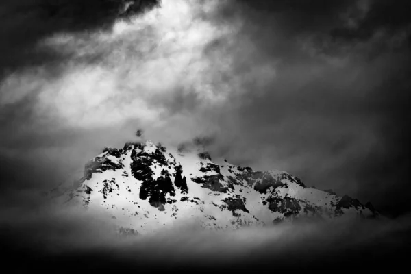 Soğuk Havada Karla Kaplı Bir Dağın Gri Tonlu Görüntüsü — Stok fotoğraf