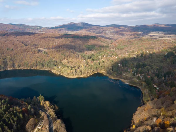 Tiro Aéreo Pequeno Lago Meio Falésias Vista Outono Árvores Coloridas — Fotografia de Stock