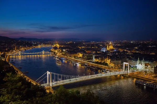 Piękne Ujęcie Pejzażu Miejskiego Budapesztu Budynkami Mostem Nad Dunajem Nocy — Zdjęcie stockowe