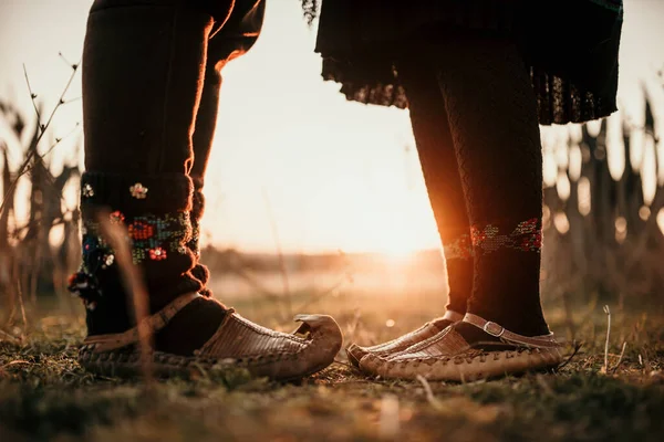Couple Traditional Serbian Costumes Footwear Meadow Sunset — стоковое фото