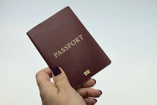 带有白色背景的持塞尔维亚护照的人的近照 — 图库照片