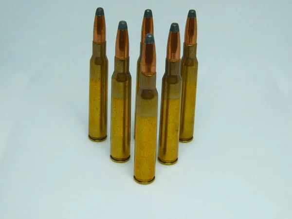 Närbild Jakt Ammunition Kaliber 7X64Mm Sätta Triangel Form Vit Yta — Stockfoto