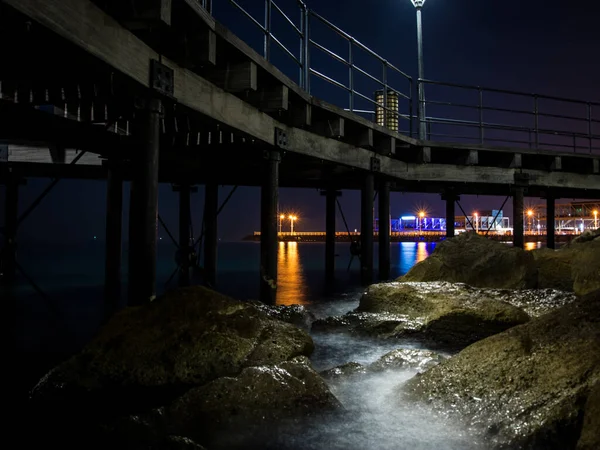 Noční Pohled Moře Městskými Světly Mostem Limassolu Kypr — Stock fotografie