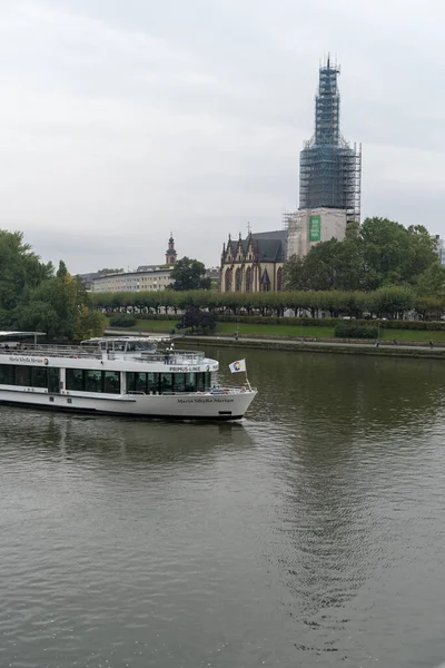 Frankfurt Alemania Octubre 2021 Disparo Vertical Barco Río Main Día — Foto de Stock