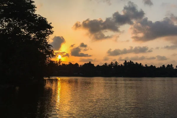 Ein Faszinierender Blick Auf Den Sonnenuntergang Über Dem Ruhigen See — Stockfoto