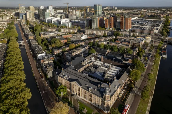 荷兰城市乌得勒支的金融区和中央火车站区天际线紧随蒙茨布夫之后 并以运河为前沿阵地 — 图库照片