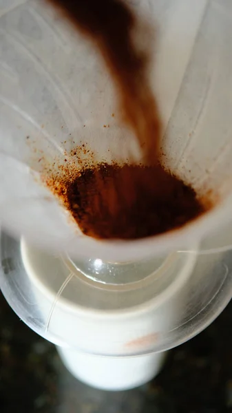 Pionowe Ujęcie Zaparzonej Kawy Filtrem Stole Rozmytym Tłem — Zdjęcie stockowe