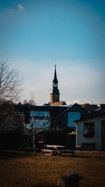 Ein Hoher Uhrturm Mit Einem Kreuz Einer Stadt — Stockfoto