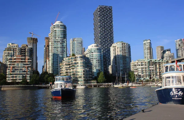 Vancouver Kanada Sierpnia 2021 Statki Wodzie Przed Drapaczami Chmur Słoneczny — Zdjęcie stockowe