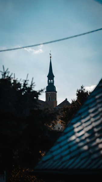 Ein Hoher Uhrturm Mit Einem Kreuz Einer Stadt — Stockfoto