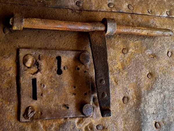 Eine Alte Holztür Mit Einem Metallschloss — Stockfoto