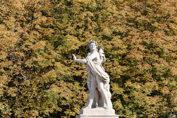 Uma Vista Panorâmica Uma Estátua Branca Parque Sobre Fundo Folhas — Fotografia de Stock