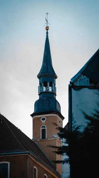 마을에 십자가가 시계탑 — 스톡 사진