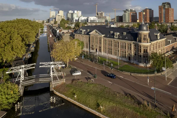 Pequena Ponte Tração Branca Muntgebouw Com Skyline Cidade Holandesa Utrecht — Fotografia de Stock