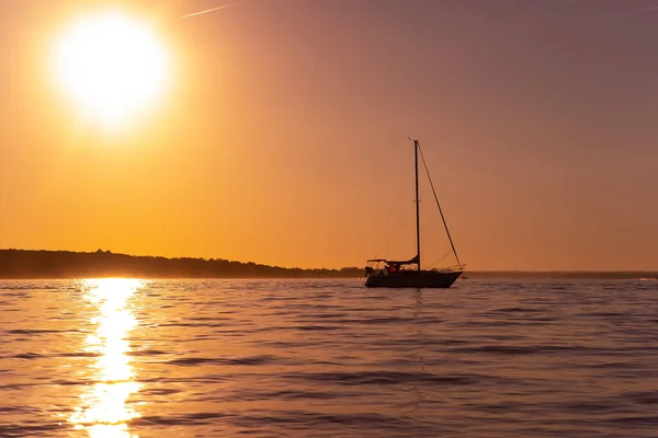 Una Barca Vela Mare Tramonto — Foto Stock