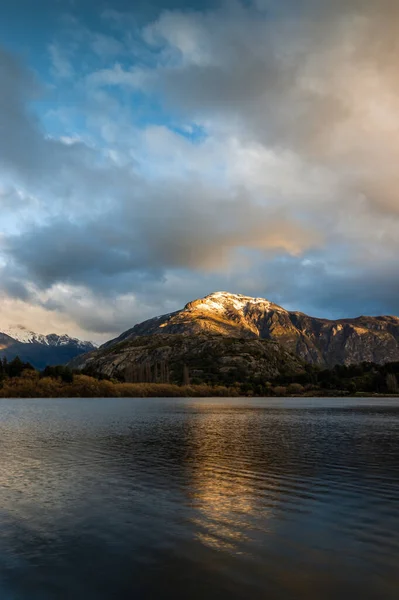 Piękny Strzał Górskiego Krajobrazu Odbitego Jeziorze — Zdjęcie stockowe