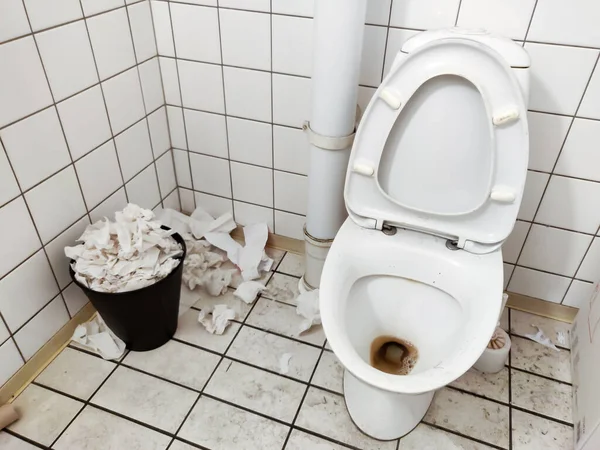Una Toilette Bianca Non Pulita Con Pavimento Piastrellato Bianco Bidone — Foto Stock