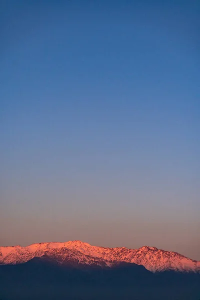 Tiro Vertical Uma Paisagem Com Montanhas Rochosas Cobertas Neve Pôr — Fotografia de Stock