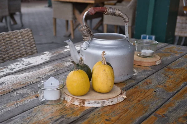 Plan Rapproché Citrouilles Jaunes Une Cruche Métal Sur Une Table — Photo