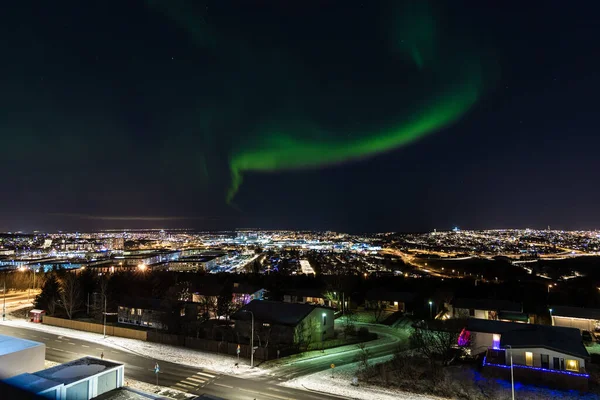 在冰岛雷克雅未克上空拍摄的令人着迷的北极光 — 图库照片
