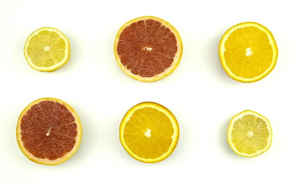 Plátky Pomeranče Citronu Grapefruitu Uspořádané Bílém Pozadí — Stock fotografie