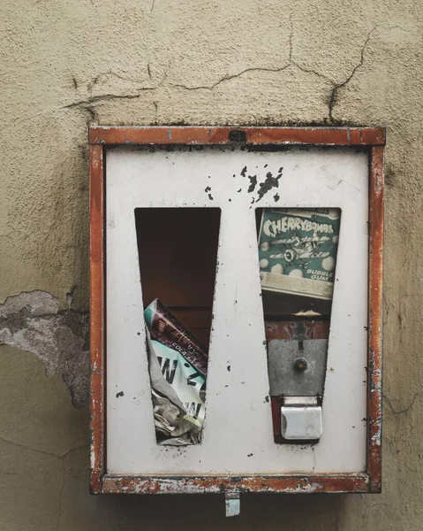 Closeup Old Rusted Broken Chewing Gum Candy Automat Cracked Wall — Stok fotoğraf