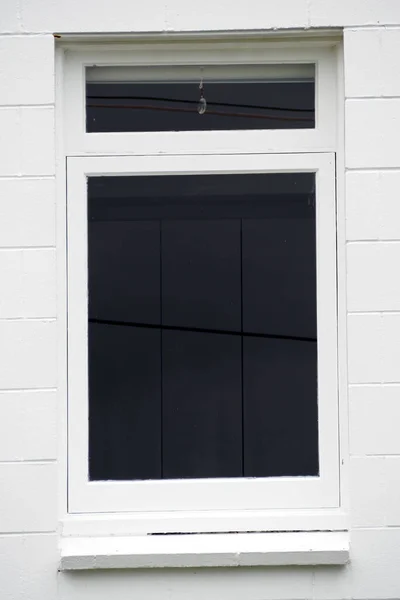 Вид Разделенного Вертикального Тентового Окна Стене Белого Брика — стоковое фото